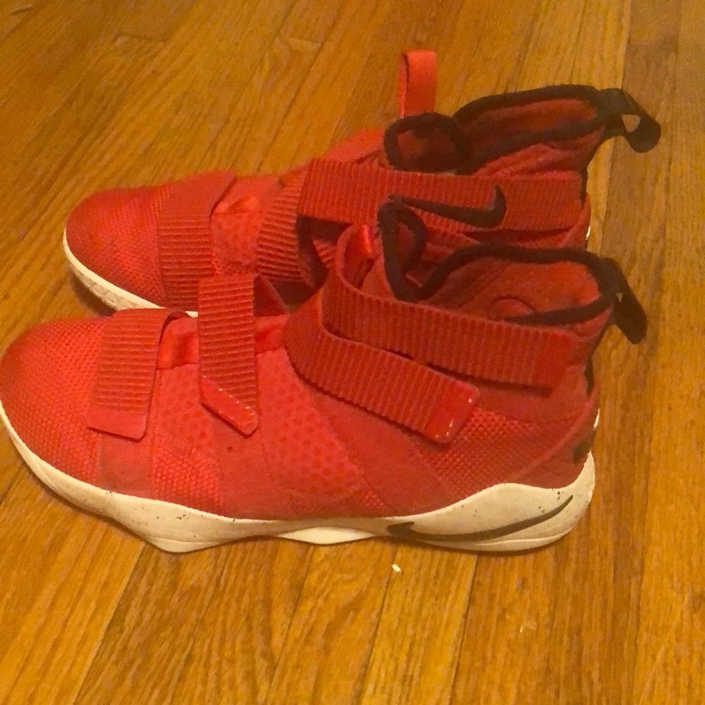 Lebron Mens basketball shoes size 9.5